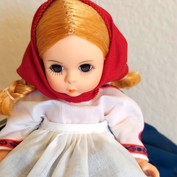 Madame Alexander 8" Doll, Russia #548 - Vintage - Picture 2 of 8